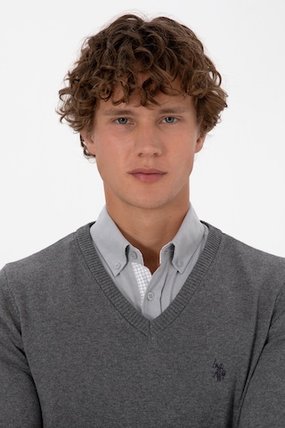 U.S. Polo Assn. Erkek Slim Fit V Yaka Gri Melanj Basic Triko Kazak 50313662-VR086