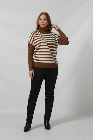 Asimetrik Çizgi Desenli Boğazlı Kazak Kahverengi-Krem Kahverengi- Krem