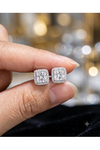 Kadın Moissanite Kare Tek Taş Model Etrafı Sıralı Taş Detay Gümüş Küpe