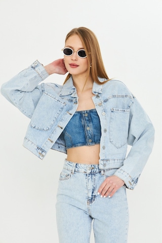 Modanida Kadın Kot Ceket Jean Açık Mavi Kot Ceket Crop Kesim Geniş Cepli Düğmeli Denim Ceket Mavi Mavi