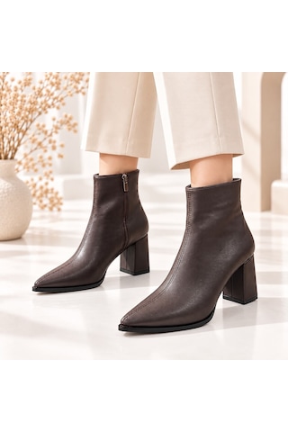 Dabab Shoes Yona Kadın Acı Kahve Cilt Sivri Burun Ön Dikiş Detaylı Fermuarlı İçi Sıcak Astarlı 7 Cm Kalın Topuklu Bot Bootie Kahverengi
