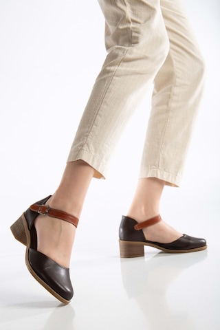 Analin Shoes Kadın Hakiki Deri Burnu Kapalı Bilekten Bağlı Sandalet Kahve