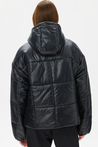 Nike Terma Fit Synthetic Fill Loose Fit Classic Puffer Shine Kadın Bol Kesim Şişme Mont Siyah Siyah