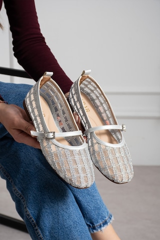 Dabab Shoes Rıvena Kadın Gümüş Tül Üzeri Nakış Detaylı Kare Burun Üstten Bantlı Düz Taban Mary Jane Babet