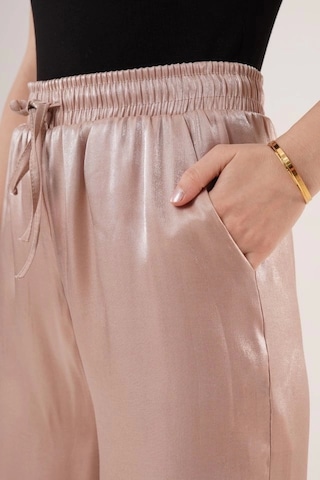 Defymoda Parlak Görünümlü Cepli Bej Bol Paça Pantolon Bej