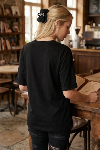 Armonika Kadın Siyah Önü Çiçek Baskılı Yanları Yırtmaçlı Pamuklu T-shirt Arm-26y137003