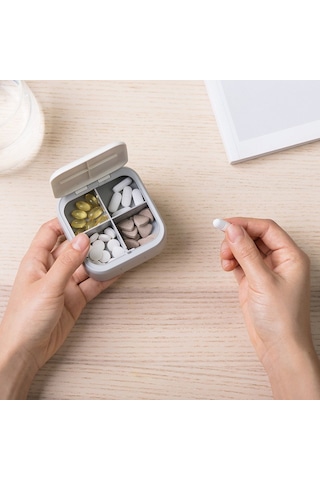 Ditmo Kapaklı 4 Bölmeli Taşınabilir Gri İlaç Kutusu Gri