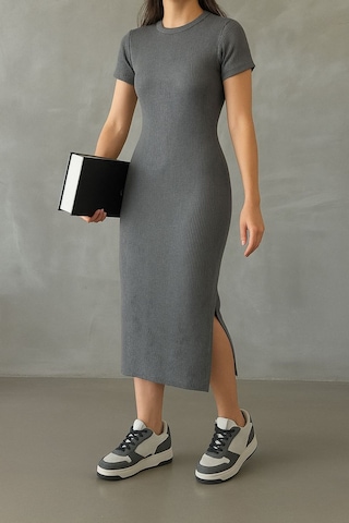 Trend Alisse Yazlık Midi Boy Antrasit Yırtmaçlı Basic Elbise Trend Alisse Yazlık Midi Boy Antrasit Yırtmaçlı Basic Elbise