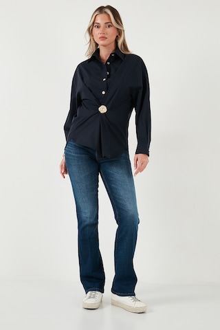 Lela Pamuklu Regular Fit Broş Detaylı Uzun Kollu Bayan Gömlek 6834990 Lacivert