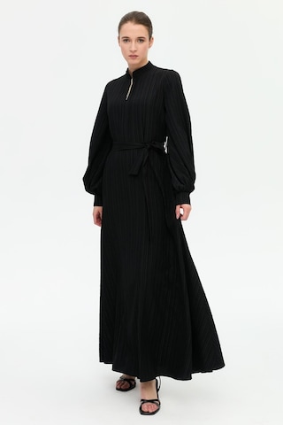 Kolye Detaylı Kloş Elbise Siyah Siyah