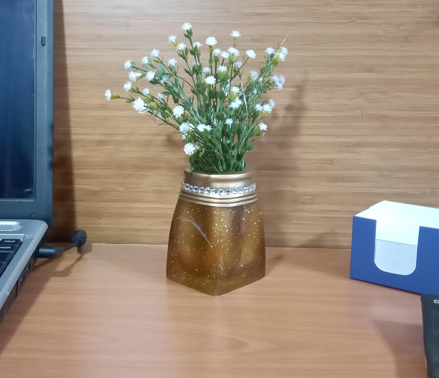 2 Adet Vazo Dahil,vazoda Çiçek,beyaz Yapay Çiçek,vazo Dekoratif Taşlı Altın Poliresin 7x7x15cm Çok Renkli