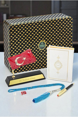 Kişiye Özel Ofis Masaüstü Türk Bayraklı İsimlik, Kuranı Kerim, Kalem, Rozet Ve Tesbih Kurumsal Hediyelik Set Beyaz