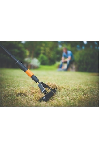 Fiskars 135513-1000655 Quikfit Çim Havalandırma Tırmığı + 1000661 Quikfit Sap - L