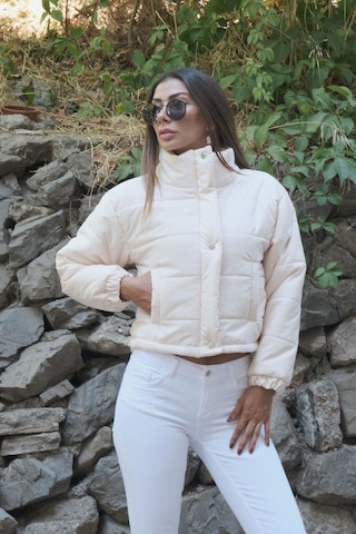 Keyifli Moda Kadın Bej Dik Yaka Çıtçıtlı Fermuarlı Kısa Şişme Mont - 40 Bej