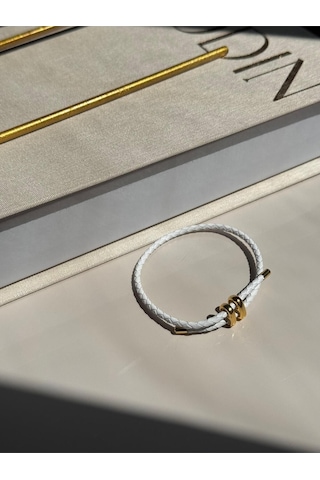 Beyaz Deri Görünümlü Çift Dolamalı Çelik Detaylı Bileklik Unisex Tasarım Altın