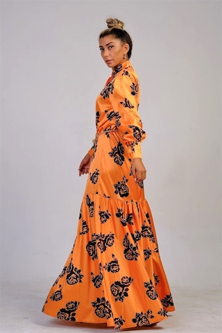Kadın Turuncu Hakim Yaka Çiçekli Etekleri Volanlı Saten Uzun Elbi