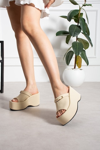 Shoetek Rivs Kadın Terlik Dolgu Tabanlı Gold Tokalı Bej Saten