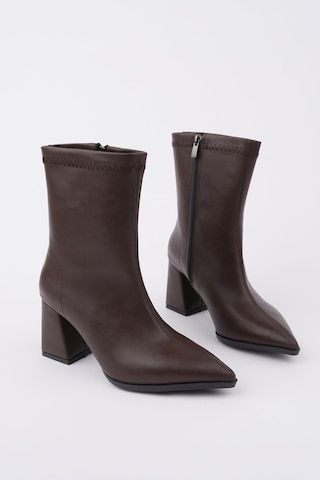 Muggo Codi Sivri Burun Kalın Topuklu Fermuarlı Kadın Bot Kahverengi