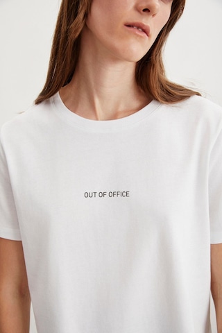 Grimelange Glenda Kadın Nakış Işlemeli Regular Fit %100 Organik Pamuklu Örme Bisiket Yakalı Beyaz T-shirt