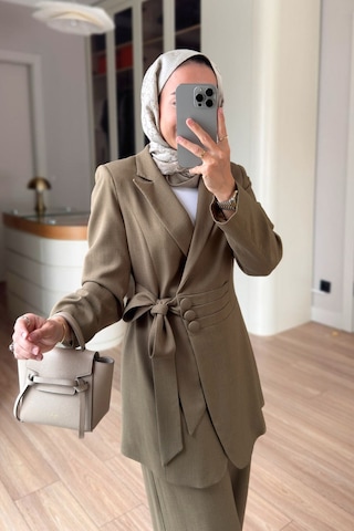 Ka Hijab Bel Detaylı Vatkalı Ceketli Takım - Haki