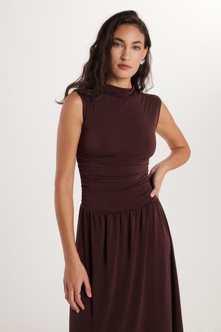 Tudors Kadın Slim Fit Dar Kesim Kahverengi Kolsuz Bisiklet Yaka Midi Boy Elbise-33350 Kahverengi