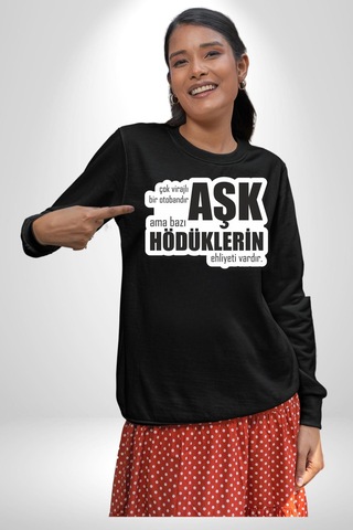 Çok Virajlı Bir Otabandır Aşk, Ama Bazı Hödüklerin Ehliyeti Vardır Yazılı Unisex Siyah Sweatshirt Siyah