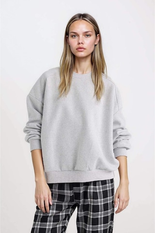 DeFacto Coool Oversize Geniş Kalıp Bisiklet Yaka Basic Düz Kalın Kumaş İçi Yumuşak Tüylü Sweatshirt D9022AXNSGR210 Gri