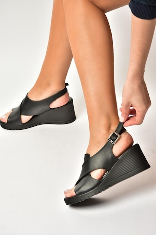 Fox Shoes Y555340503 Siyah Hakiki Deri Dolgu Tabanlı Kadın Sandalet
