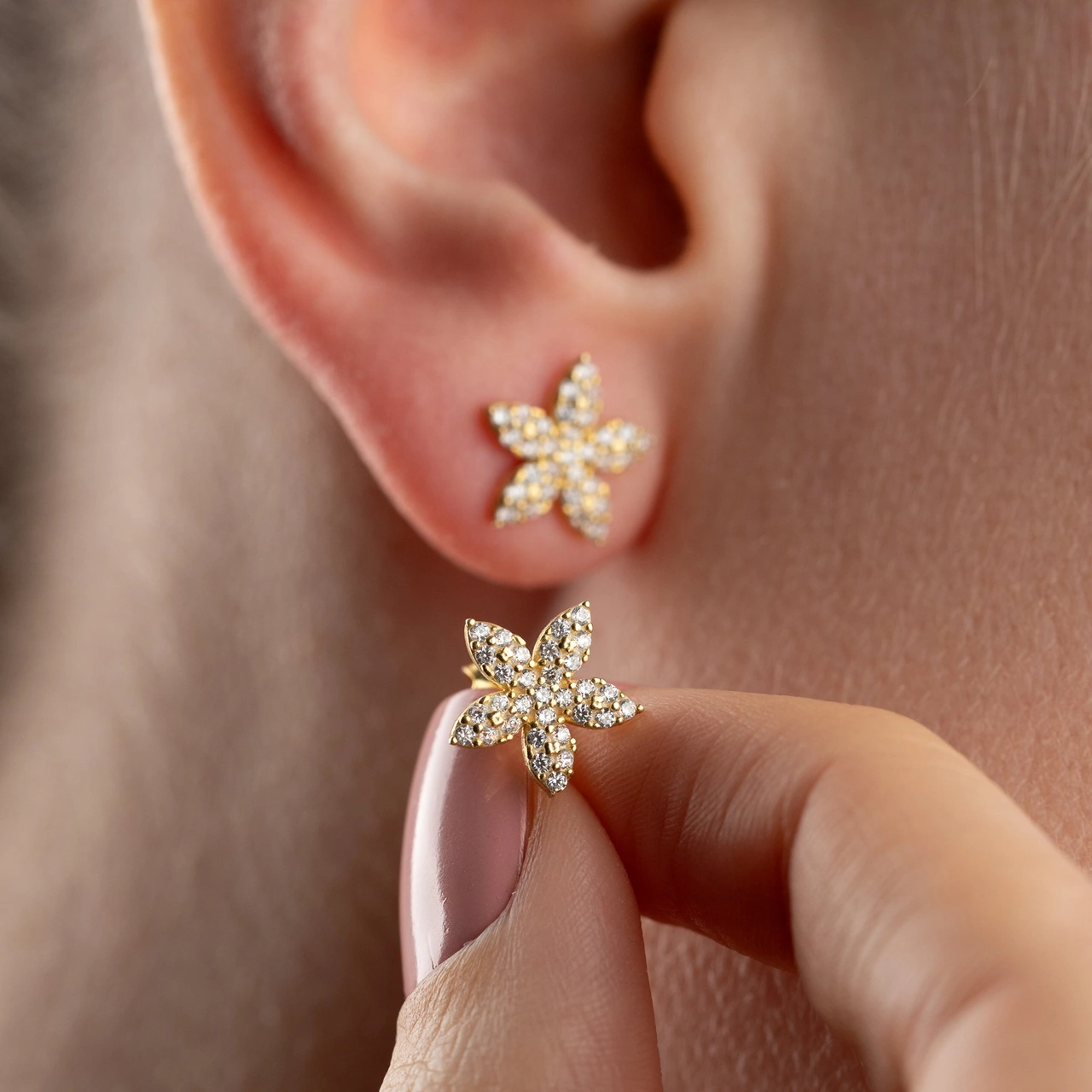 925 Ayar Gümüş Taşlı Minimal Çiçek Küpe Altın