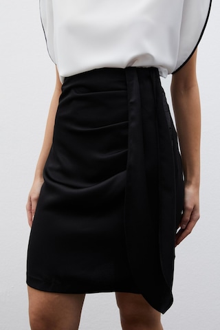 Sateen Kuşaklı Mini Etek - Siyah
