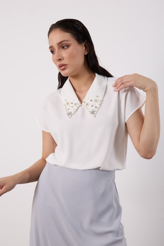 Pera Moda İç Göstermeyen Yakası İnci Ve Taşlı Kısa Kollu Şık Kadın Gömleği Beyaz