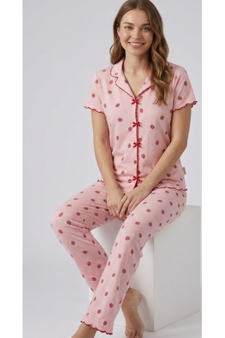Genel Pembe Zemin Üzerine Çilek Desenli, Önü Fiyonk/düğme Detaylı Ve Kısa Kollu Kadın Pijama Takımı
