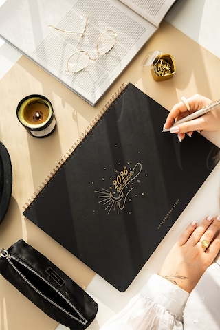 2026 Haftalık Spiralli Masaüstü Planlayıcı 24x34 Cm - Desk Planner Siyah Siyah