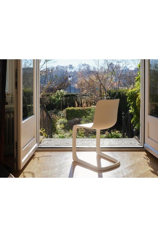 Vitra Evo - C Klasik Sandalye, Modern Yorum, Mat Yüzey, Ergonomik Tasarım, Geri Dönüştürülmüş Malzeme Beyaz
