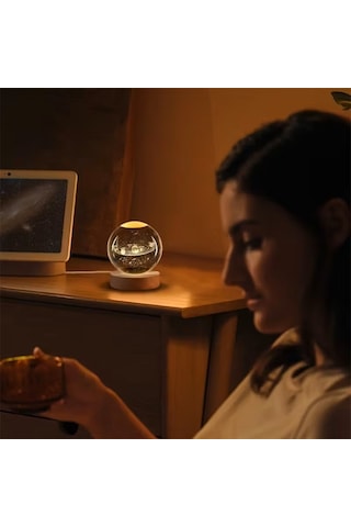 Işıklı Cam Küre Ahşap Standlı 3 Boyutlu Gezegen Küre Usb Kablolu Gezegen Ve Kadın