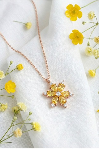 Çekirdekjewelry 925 Ayar Gümüş Sarı Taşlı Kamelya Çiçeği Kolye Rose