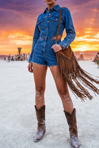 Fashion Cocktail Yanları Kesik Tasarım Uzun Kol Beli Açık Gömlek Yakalı Yırtık Paça Düğmeli Ceket Görünümlü Cut Out Pencereli Oymalı Mavi Kot Mini Tulum