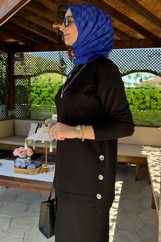 Rabia Şamlı Sezen Triko Takım Siyah Çok Renkli