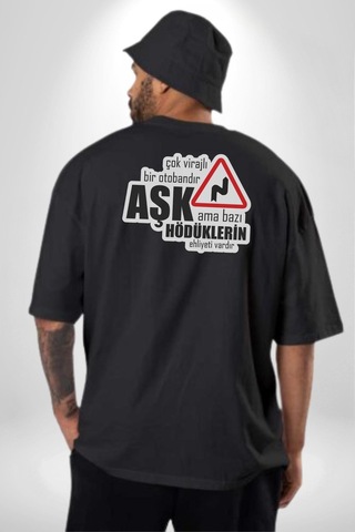 Çok Virajlı Bir Otabandır Aşk, Ama Bazı Hödüklerin Ehliyeti Vardır Yazılı Pamuklu Kadın Erkek Oversize Sırt Dijital Baskılı Siyah T-shirt Siyah