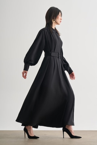 Mizalle Tencel Dokulu Pile Detaylı Kemerli Maksi Siyah Elbise Siyah