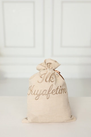 İlk Kıyafetim Nakışlı Kumaş Kese 30x40 Cm Pamuk Dokuma Saklama Kesesi Bej İlk Kıyafetim Nakışlı Kumaş Kese 30x40 Cm Pamuk Dokuma Saklama Kesesi Bej