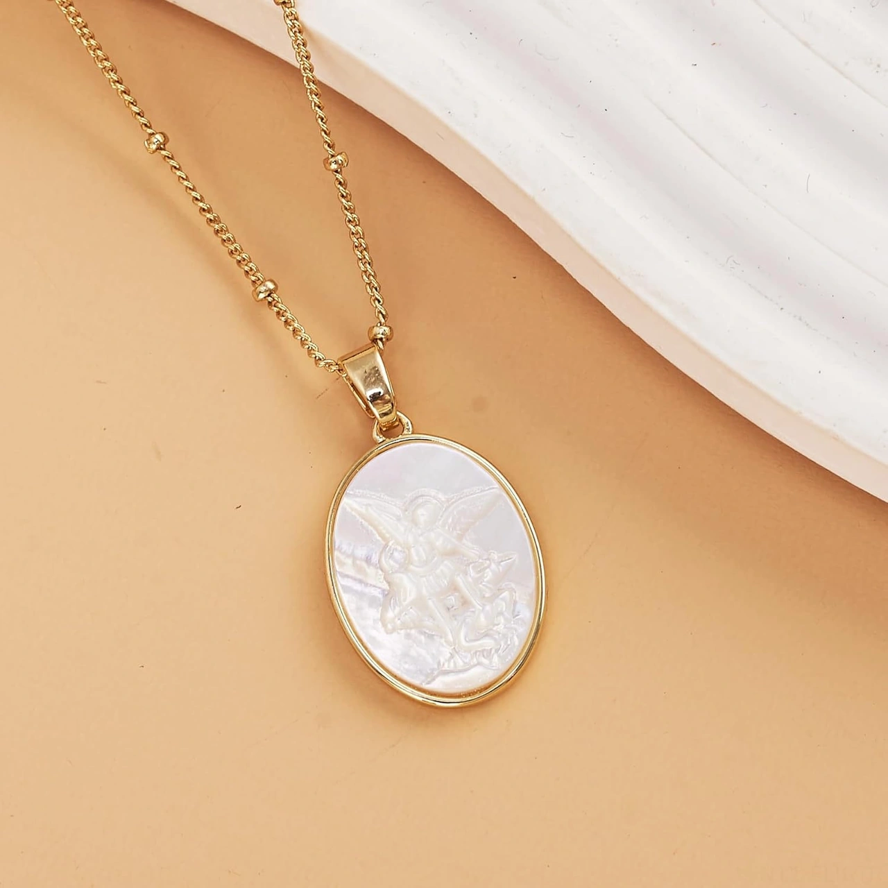 Xindoker Mikro Takımsı 18k Altın Kaplama, Doğal Beyaz Perl Taşlı 45cm Bakır Zincirli Elips Kolyeler, Korumalı Ve Şanlı Simge Gold