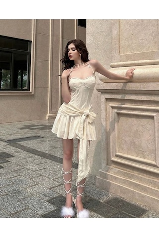 Fashion Cocktail Sarmaşık Dolanan Yaprak Aksesuarlı Lastikli Kemerli Askılı Mini Elbise Bej Bej