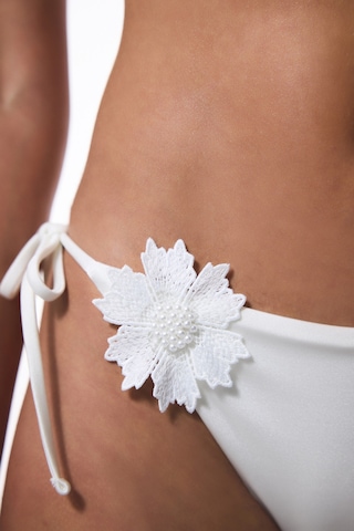 Penti Adeline Çiçek Aksesuarlı Beyaz Bikini Altı - Gamze Erçel Koleksiyonu