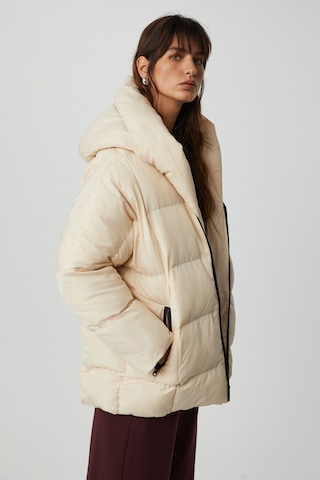 Maeghan Kadın Kapüşonlu Şal Yakalı Uzun Rüzgar Geçirmez Çift Cepli Astarlı Bej Mont