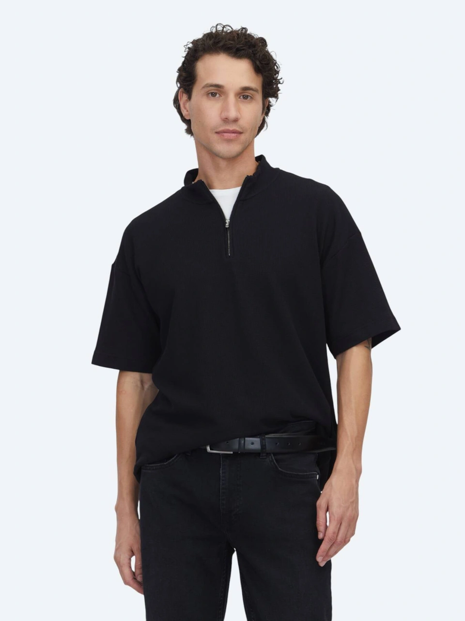 Kip Siyah Desenli Dik Yaka T-shirt Siyah