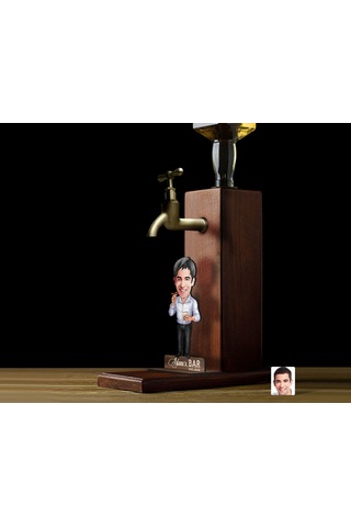 Bk Gift Kişiye Özel Patron Baba Karikatürlü Musluklu Ahşap Viski Standı-1, Viski Çeşmesi, Doğum Günü Hediyesi, İçecek Dispenseri