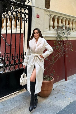 Neşeli Butik Kadın Cep Detaylı Kuşaklı Yaka Kürklü Tam Boy Kaşe Kaban Nbstr1003 Bej
