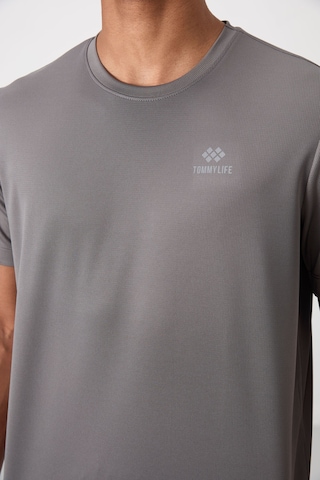 Tommy Life Koyu Gri O Yaka Standart Kalıp Logo Desenli Aktif Spor Erkek T-shirt - 88255 Koyu Gri