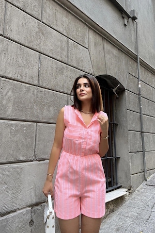 Fosforlu Pembe Kolsuz, Düğmeli Hakim Yaka, Beli Lastikli, Cepli, Şort Modelli Kısa Çizgili Tulum Oranj